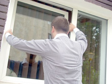 Poliţiştii din Deleni cercetează 6 tineri pentru furturi din locuinţe